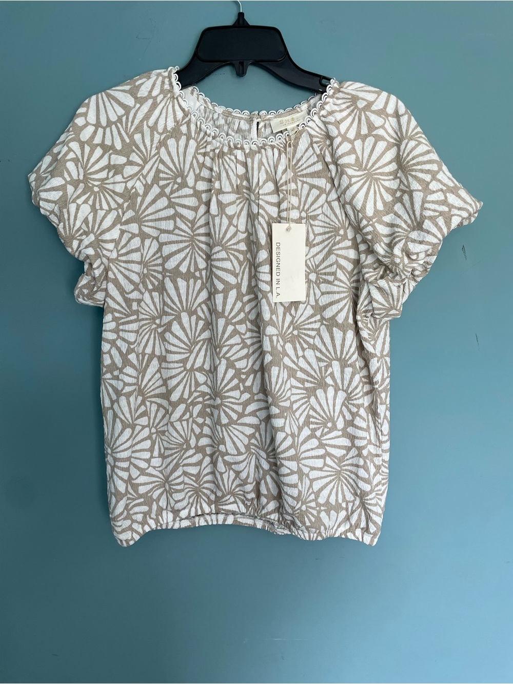 Beige & White Floral Short-Sleeve Blouse
